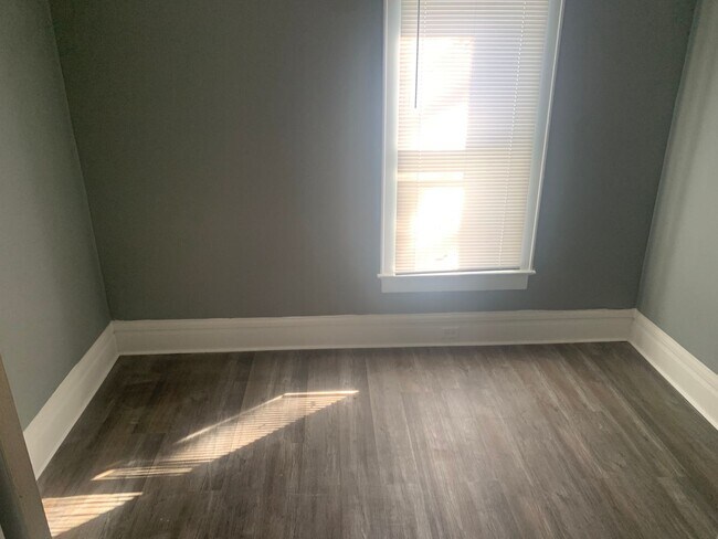 Building Photo - 3 Bed 1 Bath Home