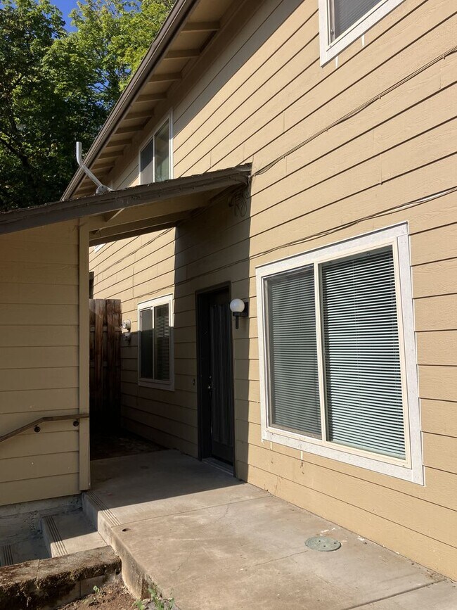 Building Photo - 189 Stoneway Dr NW