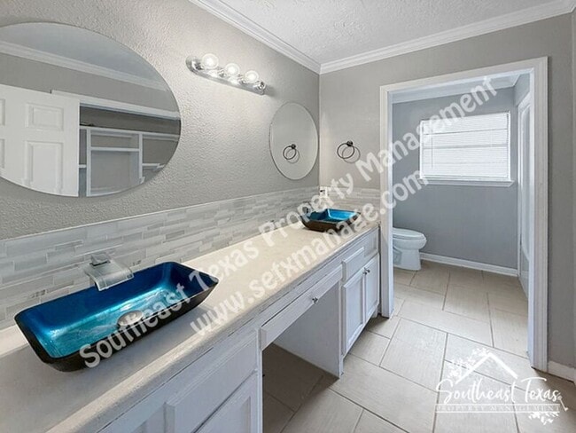 Building Photo - 5180 Wildwood Dr