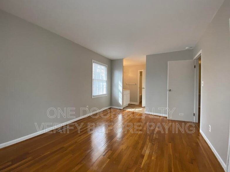 Building Photo - 115 King Henry Way