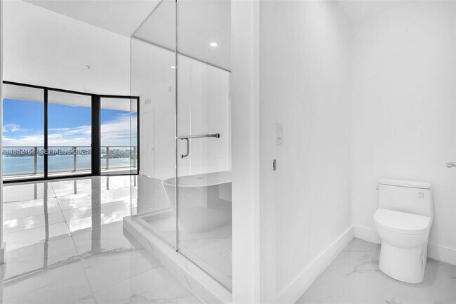 Building Photo - 700 NE 24th St