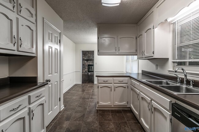 Building Photo - 313 Red Oak Rd