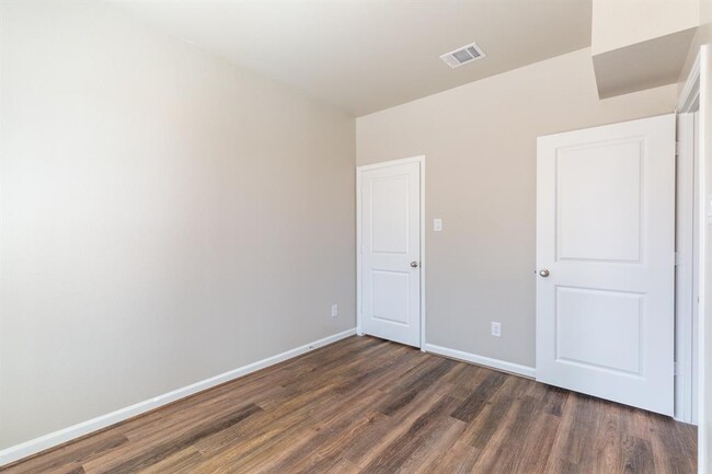 Building Photo - 119 Park Place Cir