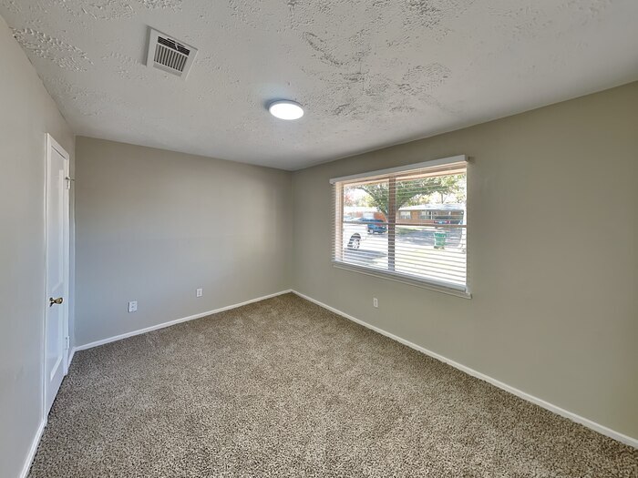 Building Photo - 2123 Raspberry Ln