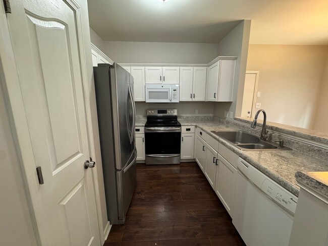 Building Photo - Move-in Ready! **Move-in Special** $250 of...