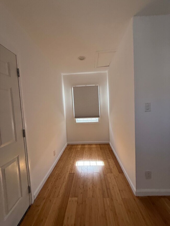 Building Photo - 6028 Eleanor Ave