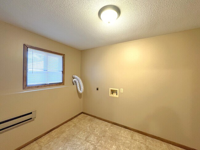 Building Photo - 632 Saxonwood Rd