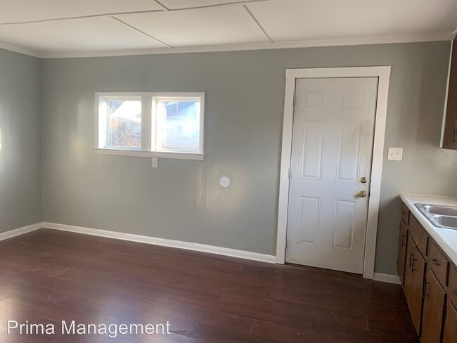 Building Photo - 2200 E 5th St