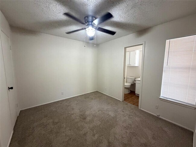 Building Photo - 421 Live Oak St