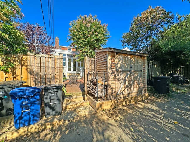 Building Photo - 924 S St Asaph St