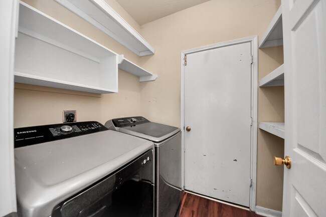 Building Photo - 530 Majestic Ridge Dr
