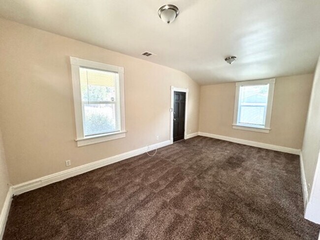 Building Photo - Old World Charm 2 bedroom / 1 bath