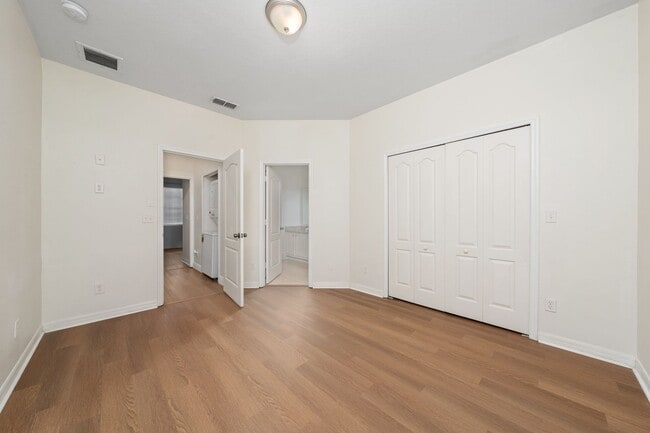 Building Photo - 2 Bedroom /2.5 bathrooms Town House. Just few minutes from Medical City.