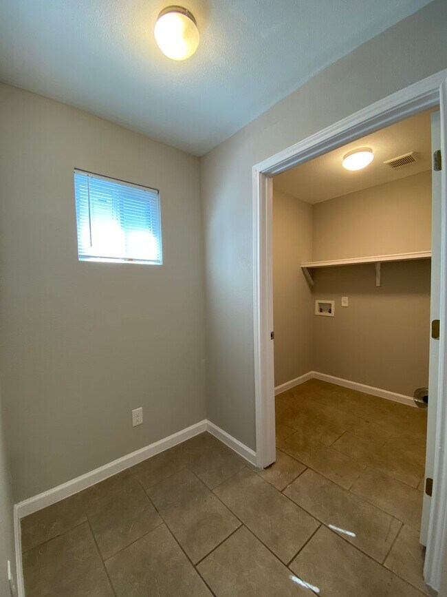 Building Photo - Meadow Brook