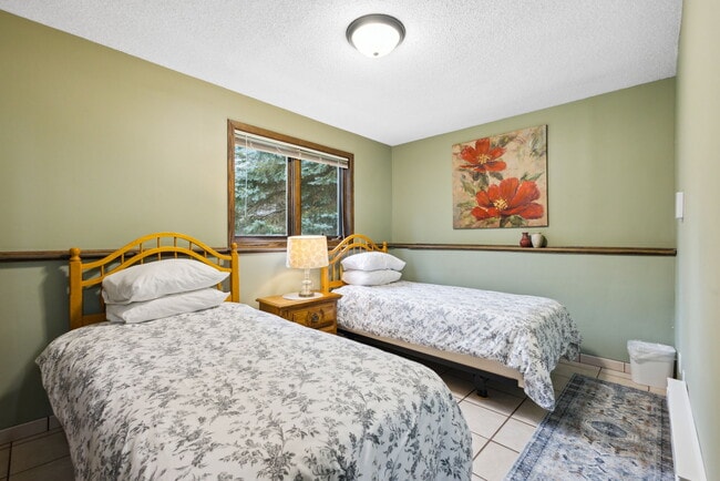 Building Photo - 2738 Chertsey Dr