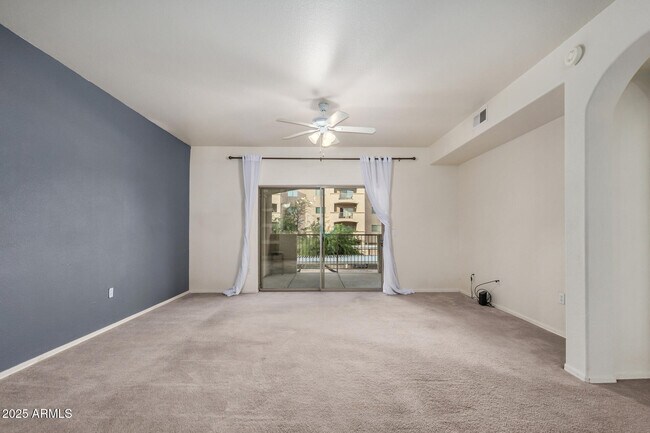 Building Photo - 920 E Devonshire Ave