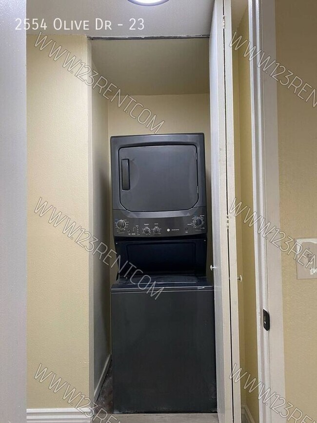 Building Photo - 2554 Olive Dr