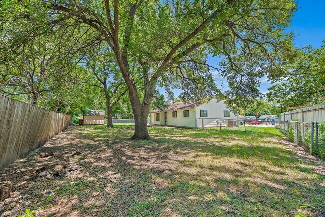 Building Photo - 806 Easy Day Cove