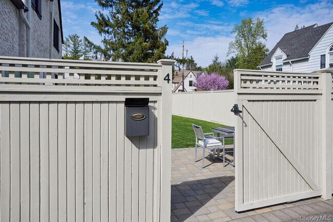 Building Photo - 4 Glenwolde Park