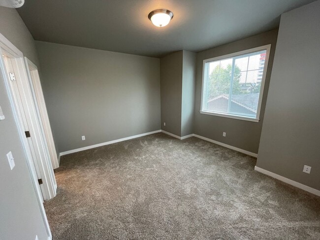 Building Photo - NEW 4 Bedroom / 4.5 Bath Duplex. A/C in every bedroom