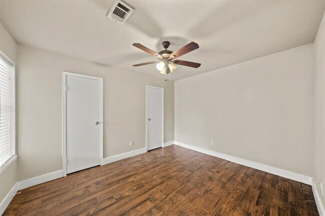 Building Photo - 2118 N Austin Ave