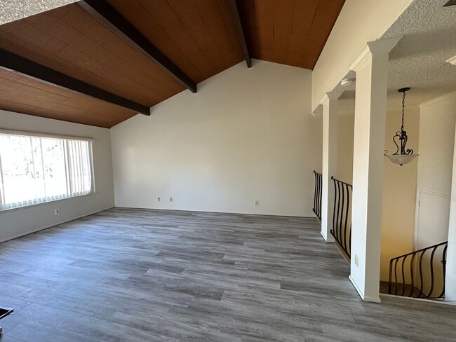 Building Photo - Updated Townhome with River Access and Bea...