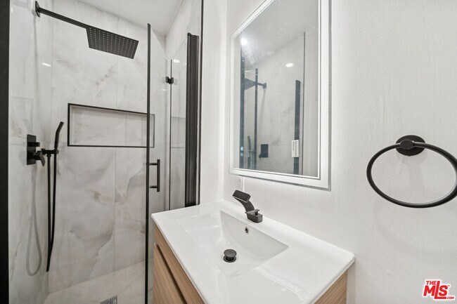 Building Photo - 919 S Sherbourne Dr