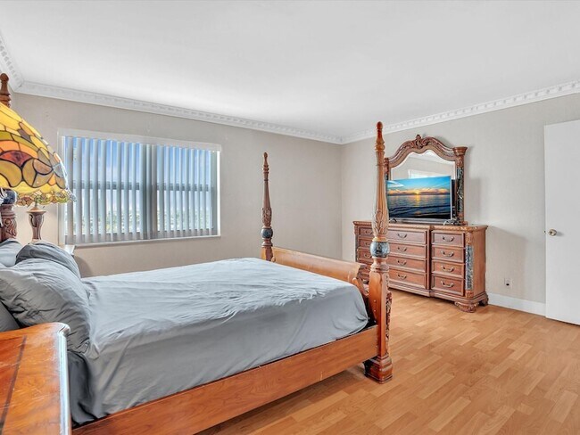 Building Photo - 401 Golden Isles Dr