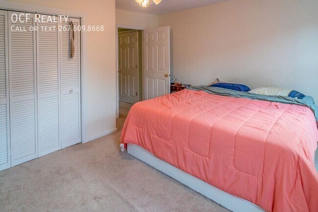 Building Photo - 3640 Calumet St