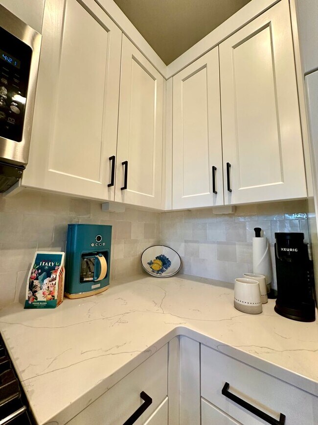 Building Photo - Beautiful 3 bdrm end unit townhome with side yard available in Petrosa.