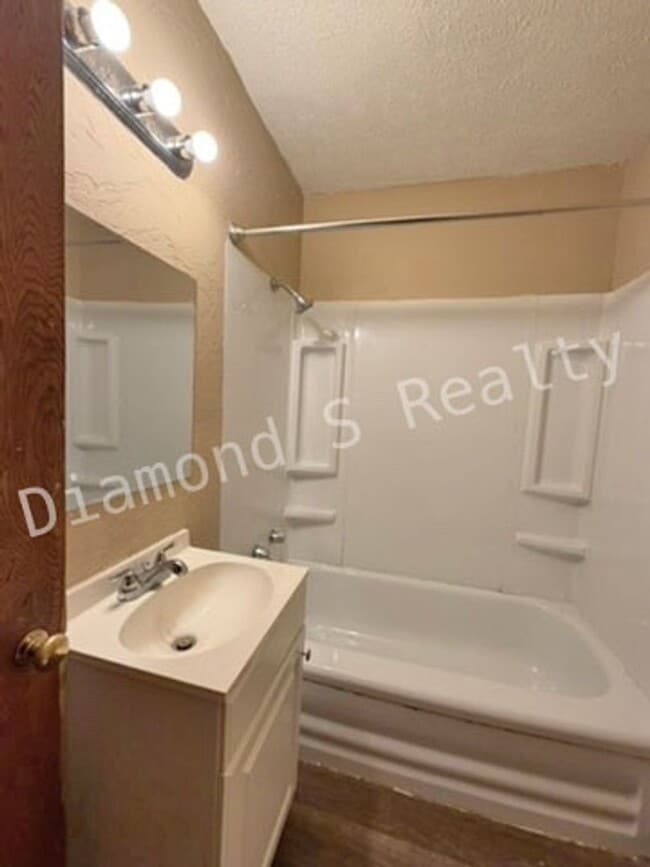Building Photo - Cute 2 bed/1 bath house with Garage!