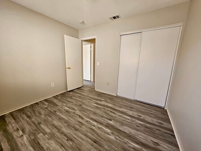 Building Photo - New Listing!