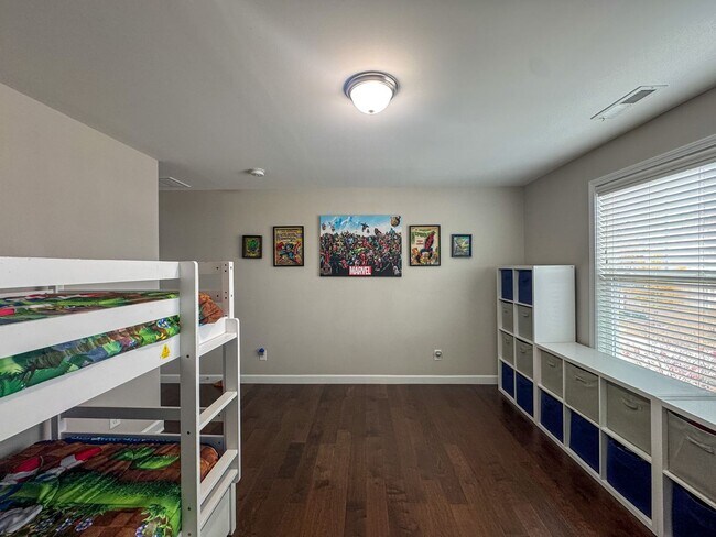 Building Photo - Gorgeous 4 Bed 2.5 Bath Home with Fenced Backyard