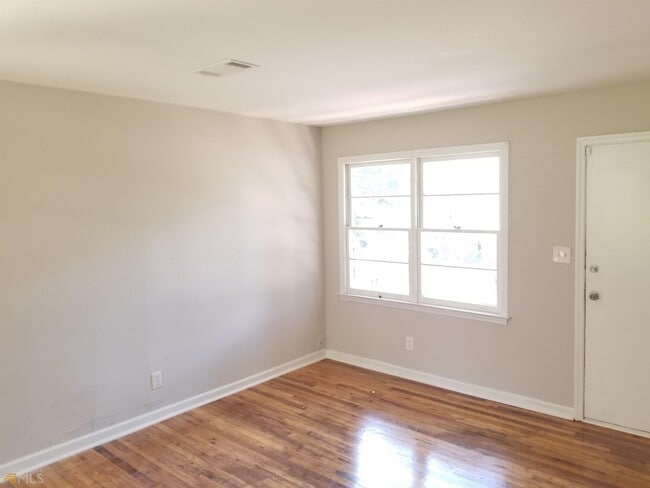 Building Photo - 2581 Oak Cir