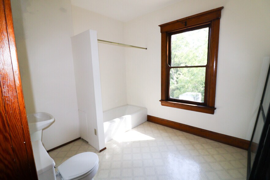 Building Photo - 2626 Eden Ave