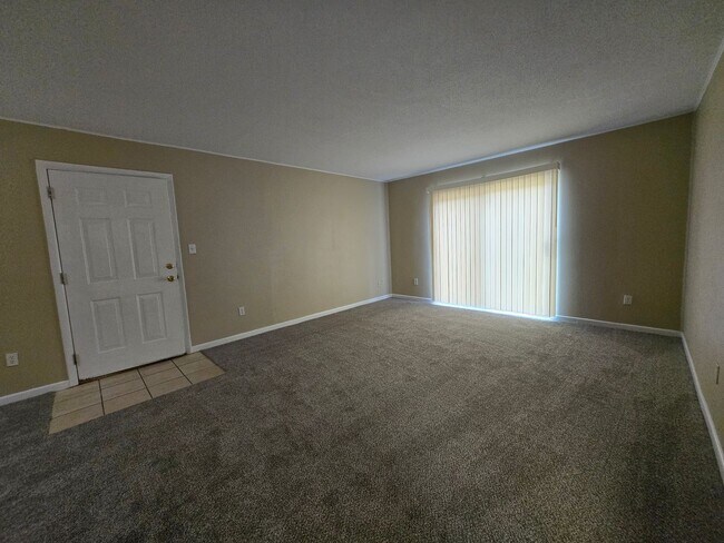 Building Photo - 2 bedroom, 2 bath/1st Floor Unit in Hawthorne Reserve