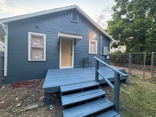 Building Photo - 304 N Cimarron Ave
