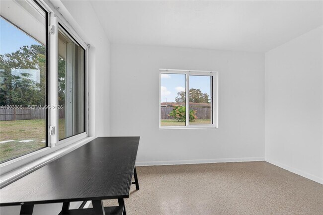 Building Photo - 607 Coconut Ave N