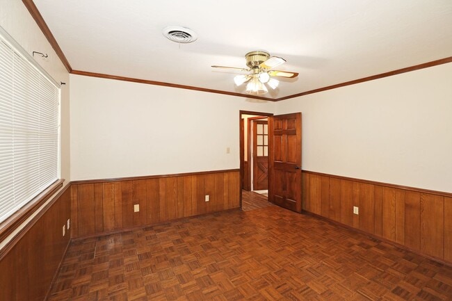 Building Photo - Spacious Canyon Home