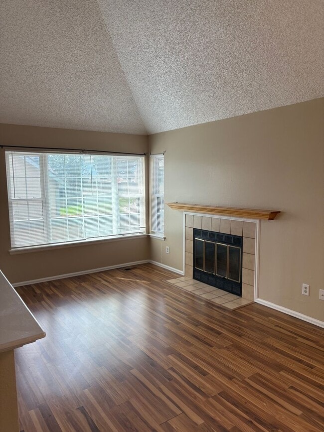 Building Photo - MOVE IN SPECIAL: $500 off your 1st month! ...