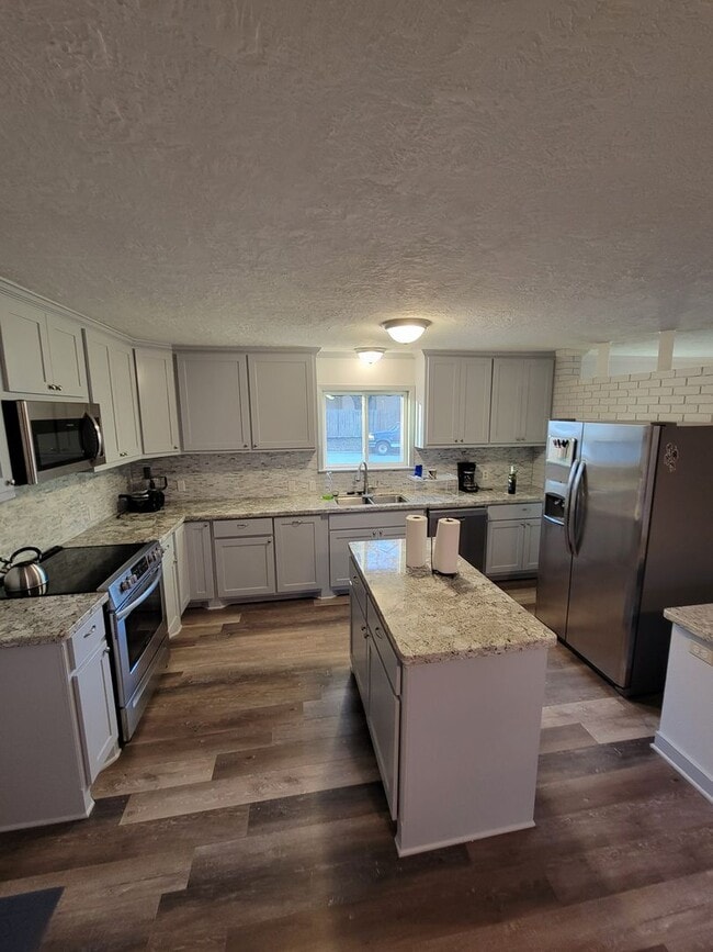 Building Photo - Bryan - 3 bed/ 2 bath / 2 car garage house with fenced back yard, near Texas A&M