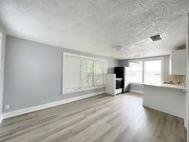 Building Photo - 5637 Birchman Ave