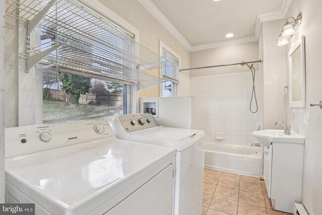 Building Photo - 209 Locust St