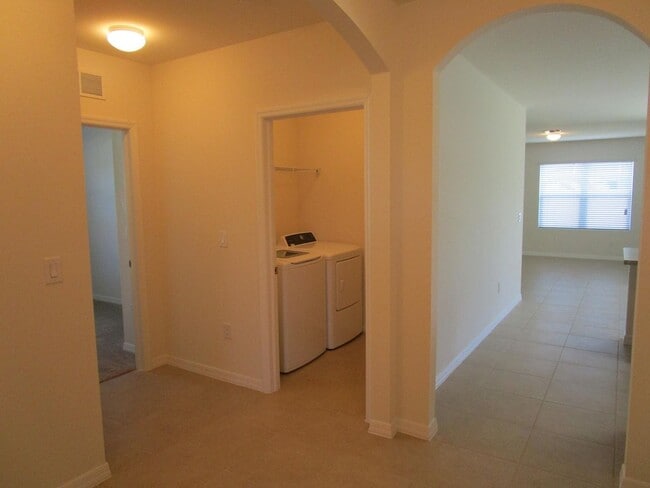 Building Photo - 913 SW 10th Pl