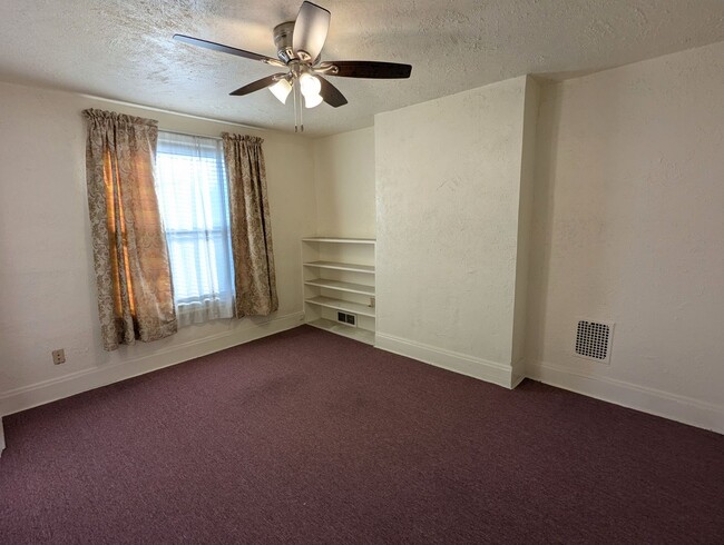 Building Photo - 3 Bedroom 1.5 Bathroom Fresh Renovation wi...