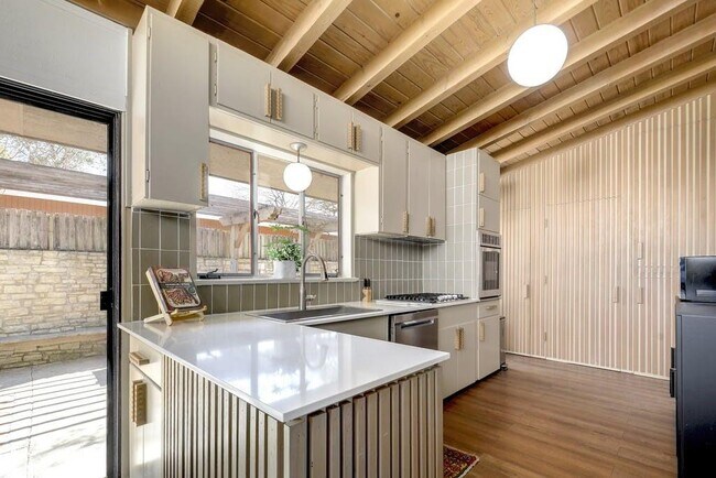 Building Photo - 1813 Dexter St