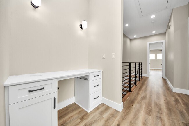 Building Photo - 127 E 38th St