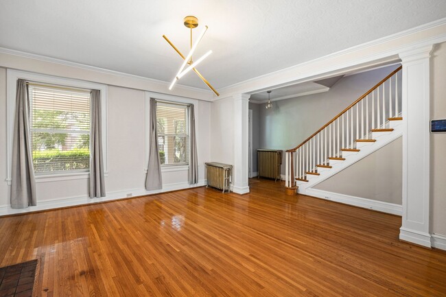 Building Photo - Beautiful Renovated 3 Bedroom 2.5 Bath off...