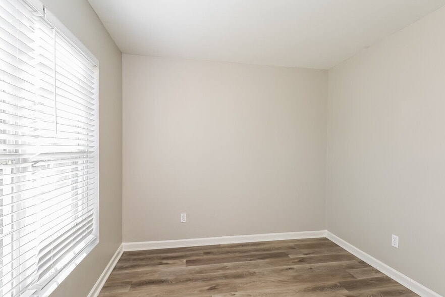 Building Photo - 6516 Lynmont Dr