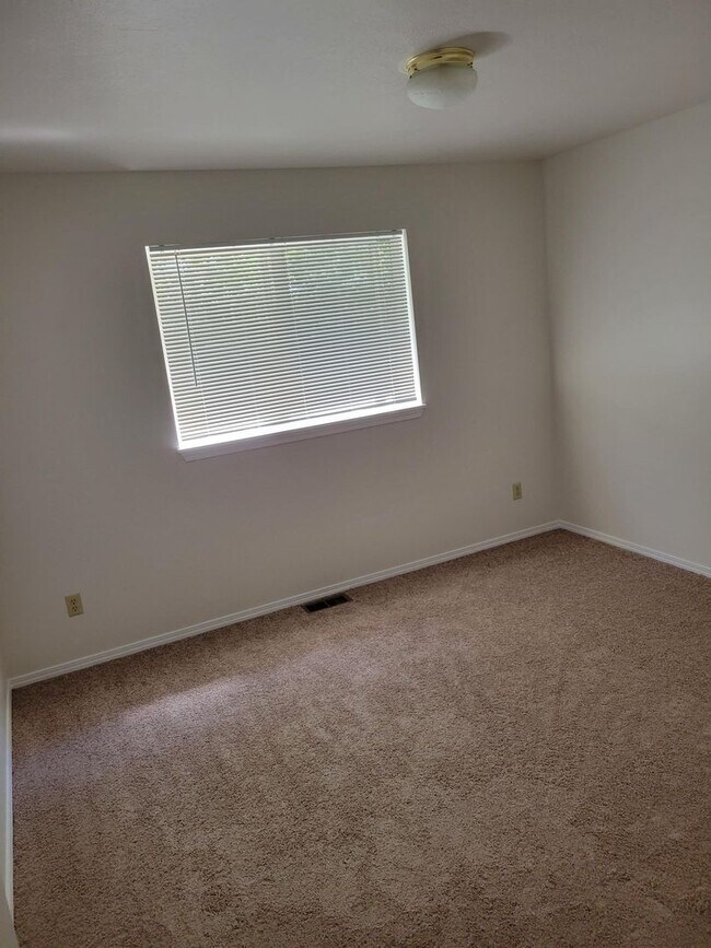 Building Photo - Newly remodeled 2 Bed, 2 Bath Duplex with ...